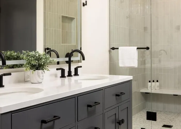 Apartment Rmr: Four Seasons I Unit 6 In